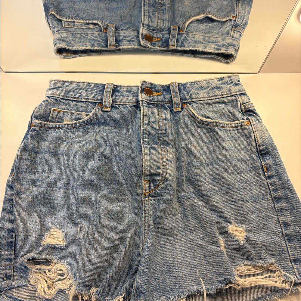 Zara High-Waisted Distressed Jeans Size 2